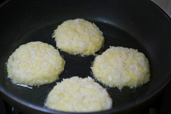 Cơm thừa đừng vội vứt đi, mẹ tận dụng làm ngay bánh gạo chiên ngon hết ý