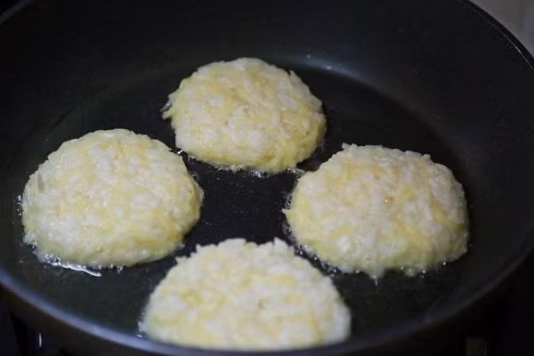 Cơm thừa đừng vội vứt đi, mẹ tận dụng làm ngay bánh gạo chiên ngon hết ý