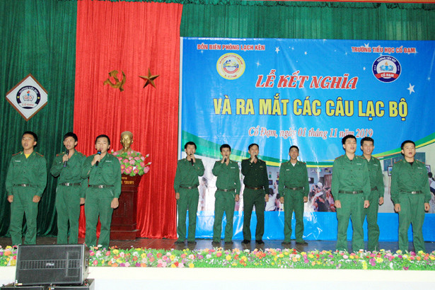 Trường học ở Nghi Xuân phối hợp với Bộ đội Biên phòng tuyên truyền về biển đảo