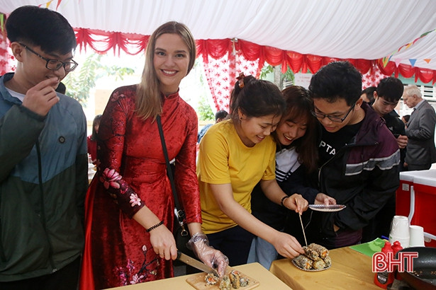 Lễ hội Bia Oktoberfest của CHLB Đức lần đầu diễn ra tại Hà Tĩnh