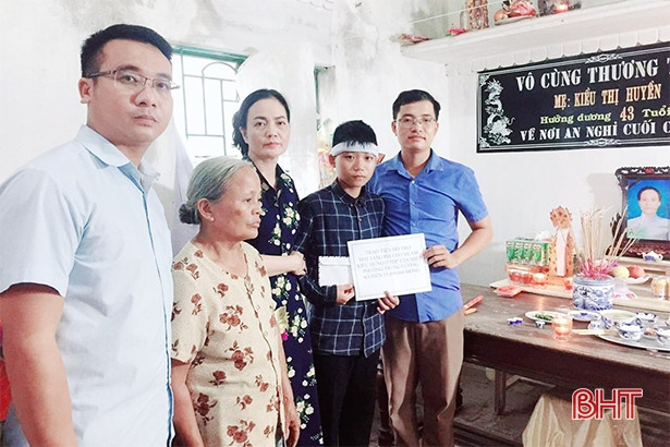 Hơn 100 triệu đồng hỗ trợ học sinh có mẹ bị tử vong vì TNGT ở Hồng Lĩnh