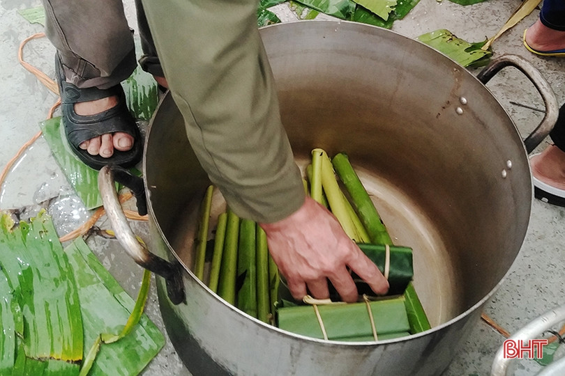 Người dân Hồng Lĩnh thi gói bánh chưng dâng Thánh tại Lễ hội đền Cả - Dinh đô quan Hoàng Mười