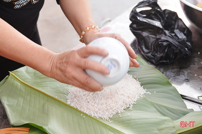 Người dân Hồng Lĩnh thi gói bánh chưng dâng Thánh tại Lễ hội đền Cả - Dinh đô quan Hoàng Mười