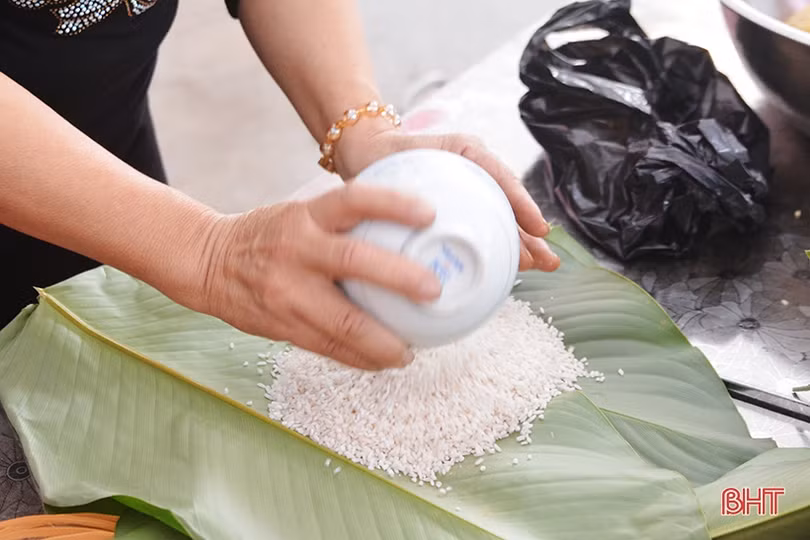 Người dân Hồng Lĩnh thi gói bánh chưng dâng Thánh tại Lễ hội đền Cả - Dinh đô quan Hoàng Mười