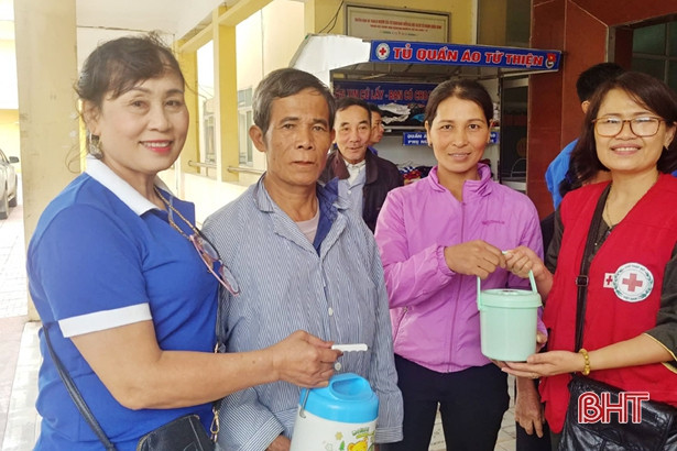 Hơn 300 suất cháo tình thương đến tay bệnh nhân điều trị tại BVĐK Thạch Hà