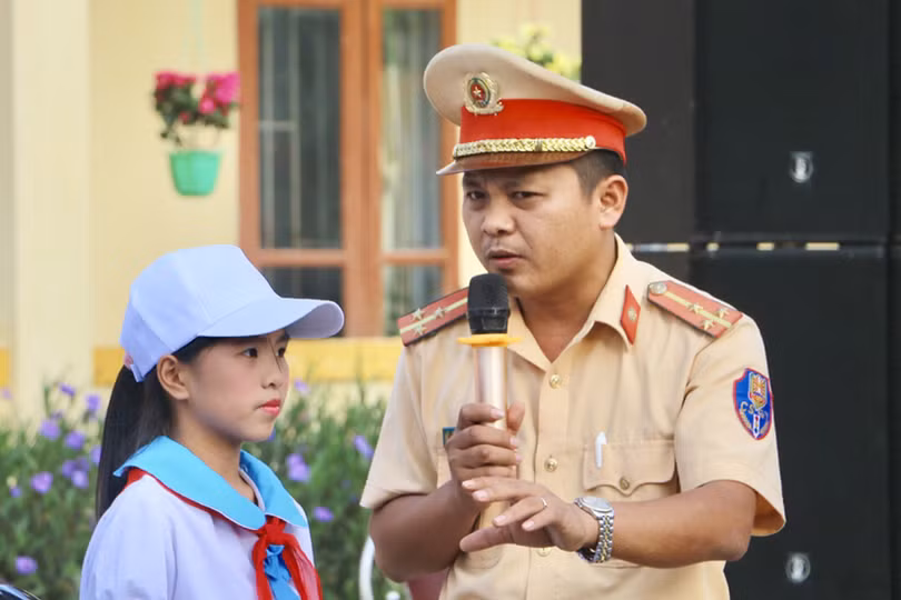 Trao tặng 273 mũ bảo hiểm cho học sinh Trường Tiểu học Cẩm Thành