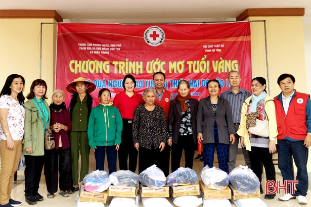 Trao tặng 200 phần quà cho người già ở Hương Khê