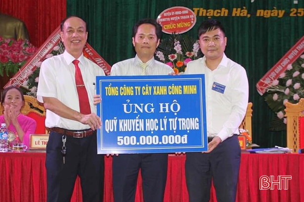 Doanh nhân quê Hà Tĩnh ủng hộ Quỹ Khuyến học Lý Tự Trọng 500 triệu đồng
