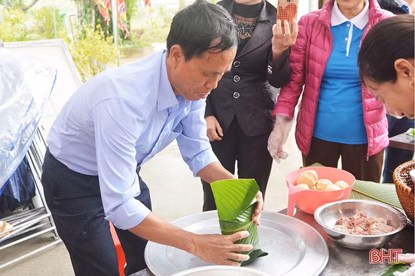 Người dân Hồng Lĩnh thi gói bánh chưng dâng Thánh tại Lễ hội đền Cả - Dinh đô quan Hoàng Mười