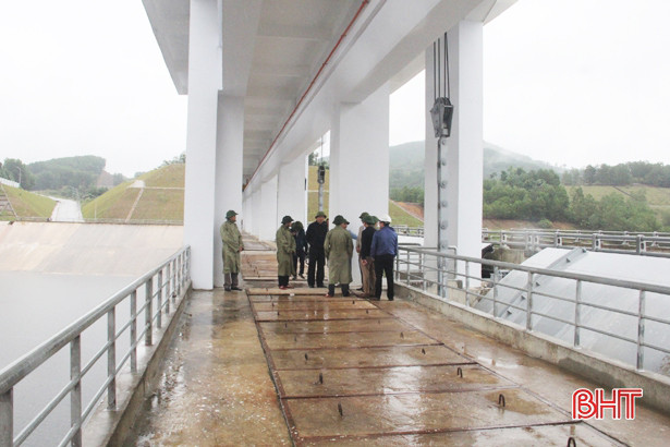 Hồ Ngàn Trươi lần đầu vận hành kiểm tra khả năng thoát lũ