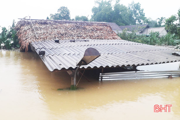 Trao tặng 94 bộ bàn ghế cho học sinh vùng lũ Hà Tĩnh