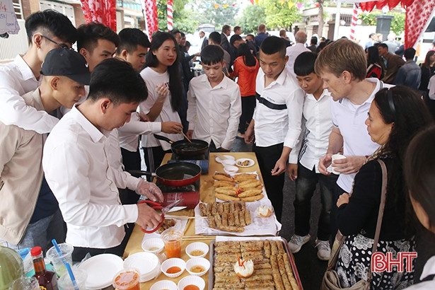 Lễ hội Bia Oktoberfest của CHLB Đức lần đầu diễn ra tại Hà Tĩnh