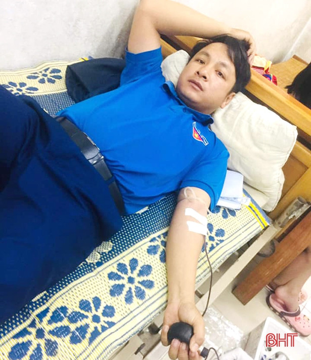 2 cán bộ đoàn cùng điều dưỡng bệnh viện hiến máu cứu người trong đêm