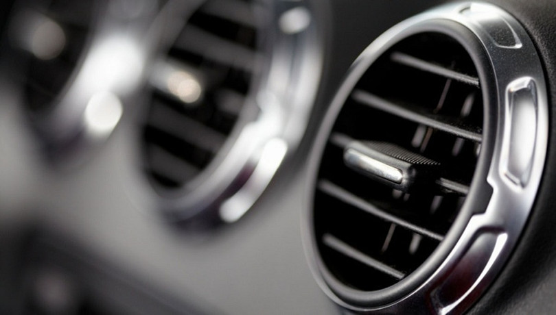 Tại sao điều hòa trên ô tô thổi ra khí nóng?