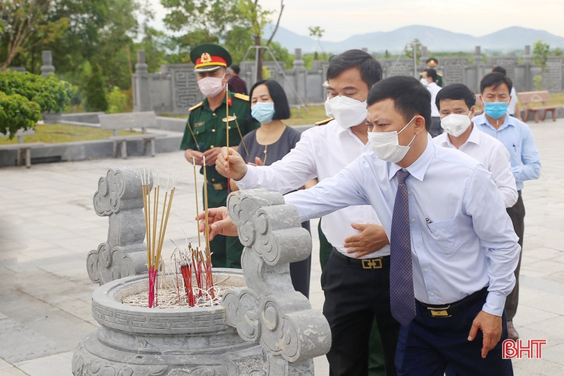 Lãnh đạo tỉnh Hà Tĩnh dâng hương tưởng niệm Bác Hồ, Tổng Bí thư Hà Huy Tập và các anh hùng, liệt sỹ
