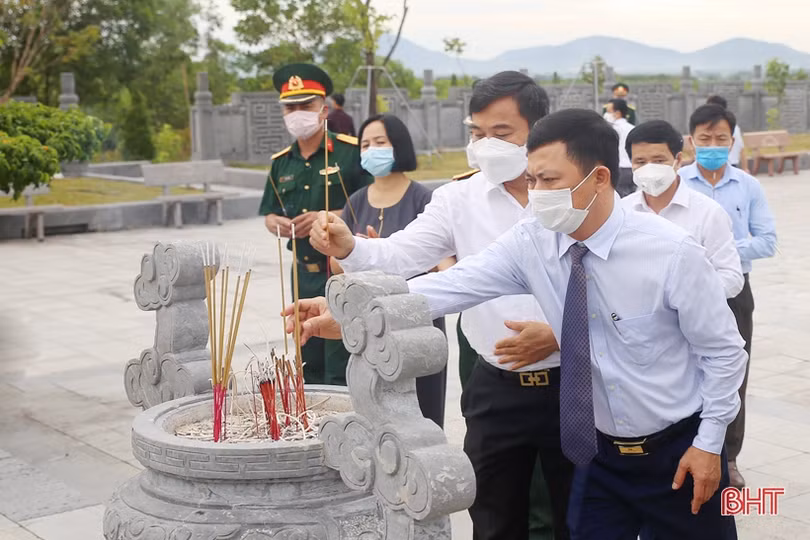 Lãnh đạo tỉnh Hà Tĩnh dâng hương tưởng niệm Bác Hồ, Tổng Bí thư Hà Huy Tập và các anh hùng, liệt sỹ