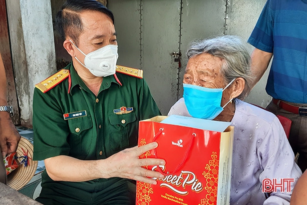 Lãnh đạo Bộ CHQS tỉnh Hà Tĩnh thăm hỏi gia đình chính sách nhân ngày 27/7