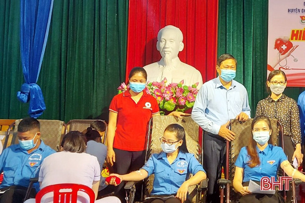 Cán bộ, viên chức, lao động huyện Kỳ Anh tình nguyện hiến 260 đơn vị máu