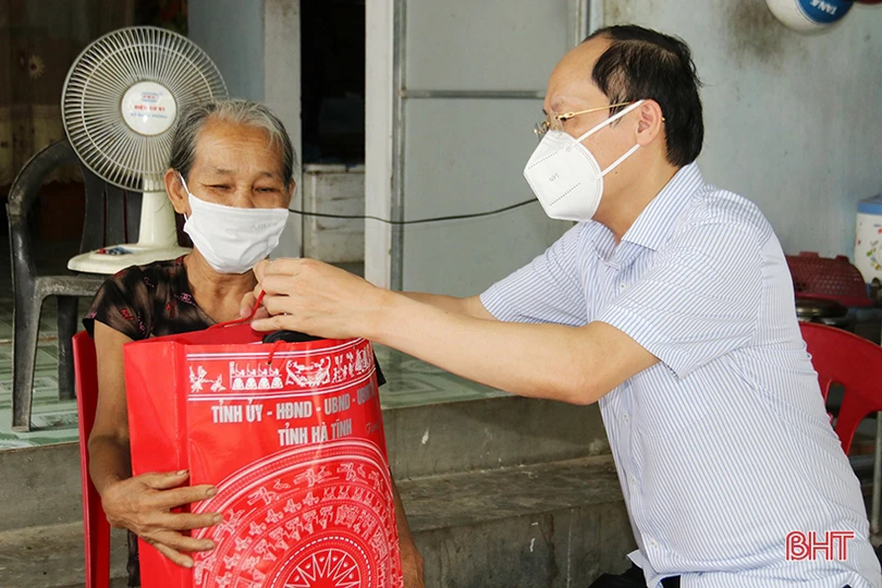 Lãnh đạo Hà Tĩnh tặng quà gia đình chính sách nhân ngày Thương binh - Liệt sỹ