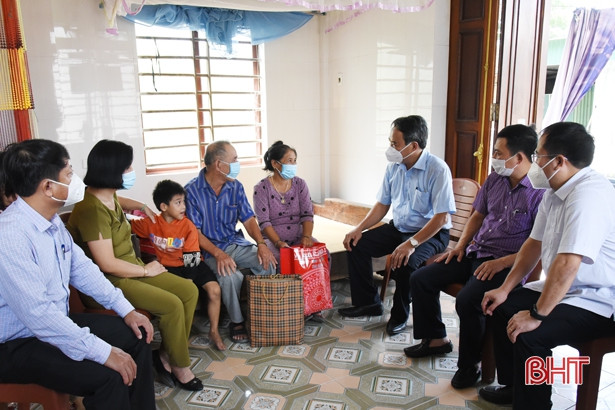 Lãnh đạo tỉnh tặng quà, động viên các gia đình chính sách ở Lộc Hà