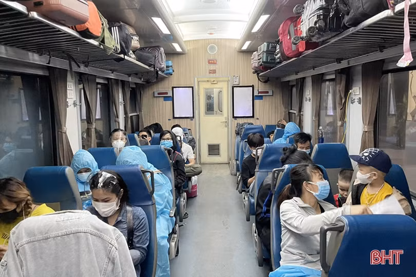 Công dân Hà Tĩnh phấn khởi lên tàu về quê từ Ga Sài Gòn