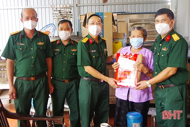 Lãnh đạo Bộ CHQS tỉnh Hà Tĩnh thăm hỏi gia đình chính sách nhân ngày 27/7