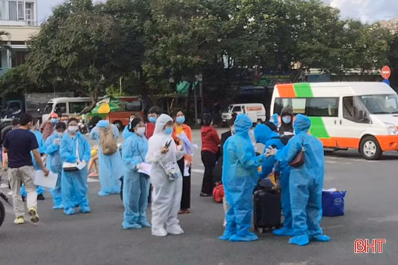 Công dân Hà Tĩnh phấn khởi lên tàu về quê từ Ga Sài Gòn