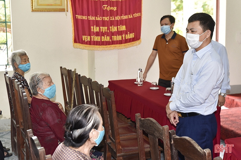 Phó Chủ tịch UBND tỉnh tặng quà Trung tâm Điều dưỡng Người có công và Bảo trợ xã hội Hà Tĩnh