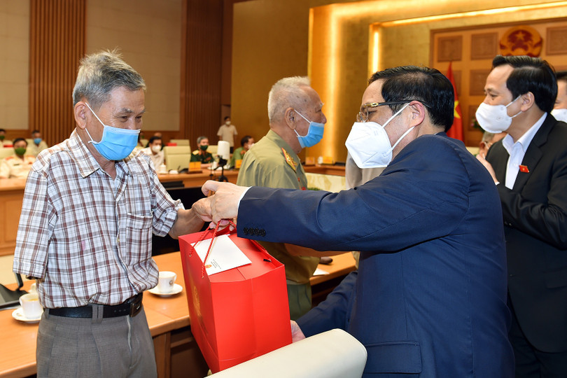 Thủ tướng Phạm Minh Chính tặng quà tri ân các đại biểu - Ảnh: VGP/Nhật Bắc Chính phủ hoàn thiện cơ chế, chính sách ở mức cao nhất, trách nhiệm nhất để tri ân sâu sắc với người có công và gia đình chính sách