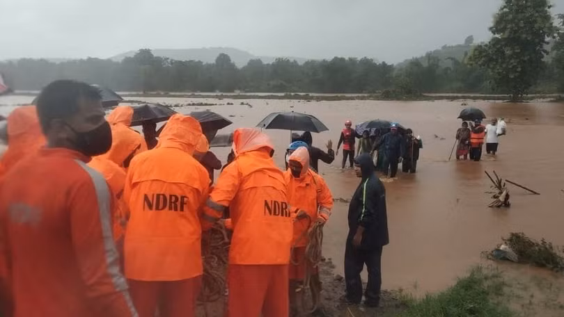 Mưa lũ nhấn chìm nhiều vùng phía Tây Ấn Độ, khiến ít nhất 129 người thiệt mạng
