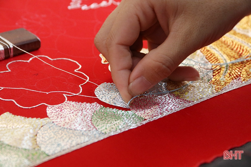 Ra mắt tổ hội nghề thêu tại vùng tái định cư TX Kỳ Anh