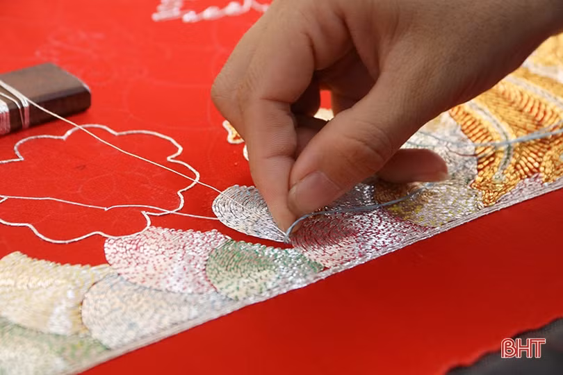 Ra mắt tổ hội nghề thêu tại vùng tái định cư TX Kỳ Anh