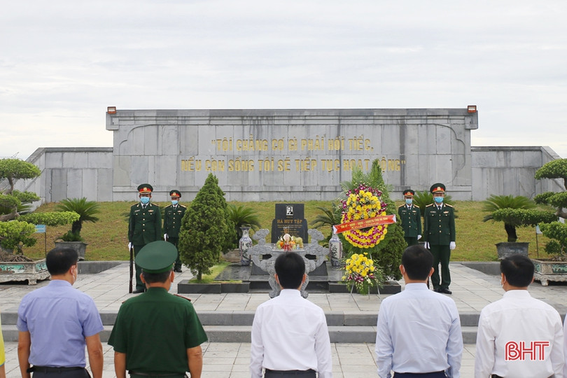 Lãnh đạo tỉnh Hà Tĩnh dâng hương tưởng niệm Bác Hồ, Tổng Bí thư Hà Huy Tập và các anh hùng, liệt sỹ