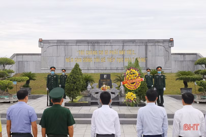 Lãnh đạo tỉnh Hà Tĩnh dâng hương tưởng niệm Bác Hồ, Tổng Bí thư Hà Huy Tập và các anh hùng, liệt sỹ