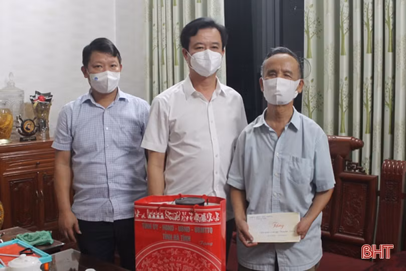 Lãnh đạo Hà Tĩnh thăm hỏi gia đình chính sách nhân ngày Thương binh - Liệt sỹ