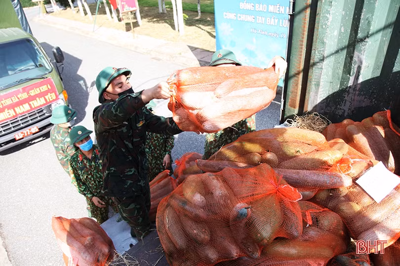 Lực lượng vũ trang Hà Tĩnh gửi 38 tấn nông sản vào miền Nam