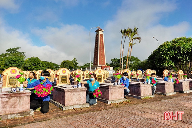 Tuổi trẻ Hương Khê gắn mã QR cung cấp thông tin tại các di tích lịch sử