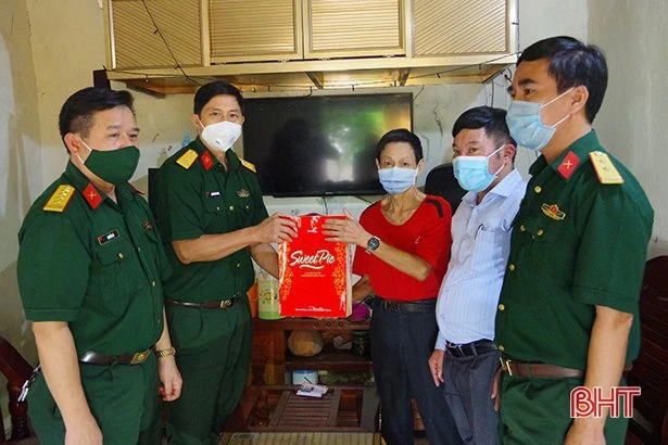 Lãnh đạo Bộ CHQS tỉnh Hà Tĩnh thăm hỏi gia đình chính sách nhân ngày 27/7