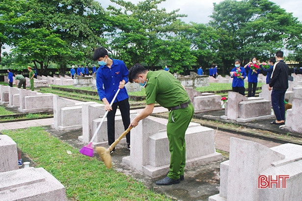 Ngàn đóa hoa sen dâng mộ liệt sỹ tại Nghĩa trang huyện Can Lộc