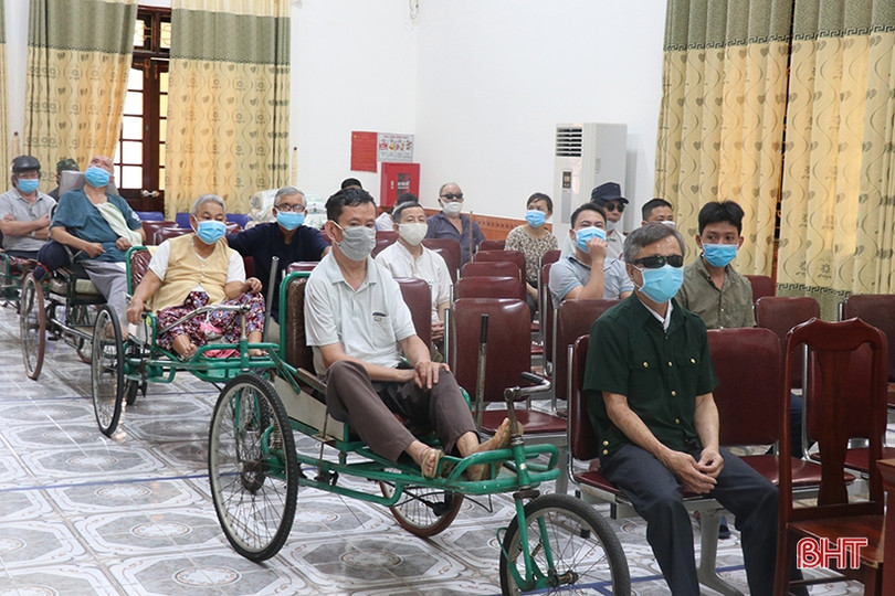 Lãnh đạo tỉnh Hà Tĩnh tặng quà các trung tâm điều dưỡng thương bệnh binh ở Nghệ An