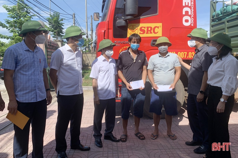 Hà Tĩnh tiếp nhận hàng hóa các đơn vị ủng hộ đồng bào miền Nam