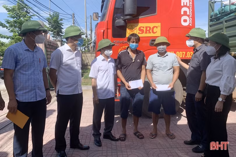 Hà Tĩnh tiếp nhận hàng hóa các đơn vị ủng hộ đồng bào miền Nam