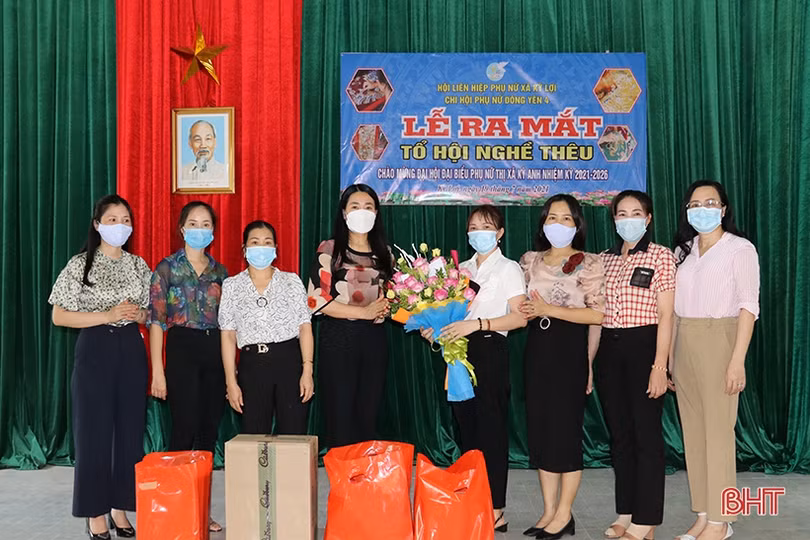 Ra mắt tổ hội nghề thêu tại vùng tái định cư TX Kỳ Anh