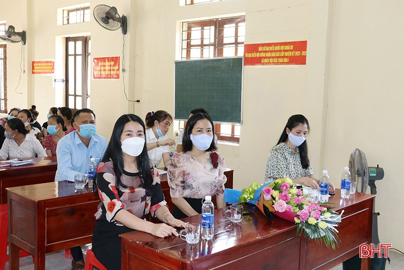 Ra mắt tổ hội nghề thêu tại vùng tái định cư TX Kỳ Anh