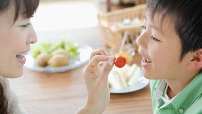4 loại thực phẩm mẹ chớ cho bé ăn trước khi đi ngủ kẻo bé quấy khóc