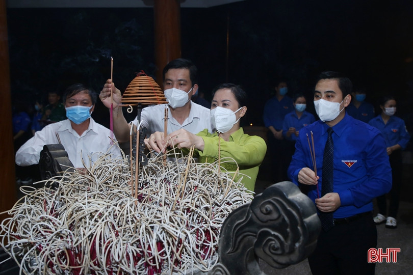 Thắp nến tri ân các anh hùng, liệt sỹ tại Ngã ba Đồng Lộc