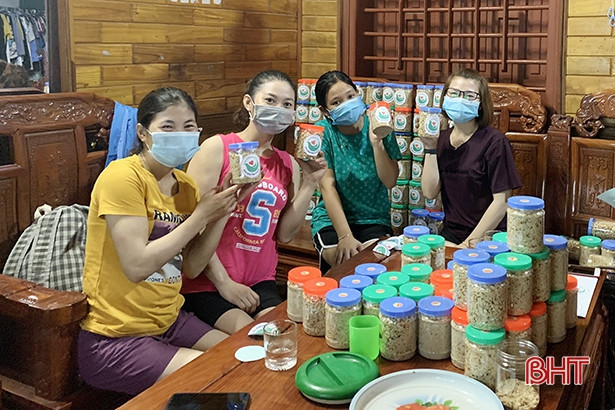 Bà con Hà Tĩnh quyên góp nhu yếu phẩm ủng hộ đồng bào miền Nam