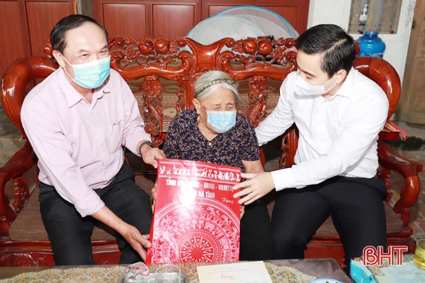 Lãnh đạo Hà Tĩnh tặng quà gia đình chính sách nhân ngày Thương binh - Liệt sỹ