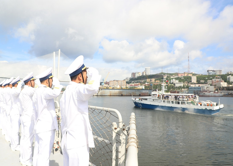 Thành viên đoàn công tác và cán bộ Biên đội tàu 015, 016 chào tàu chỉ huy theo Điều lệnh tàu HQND Việt Nam. Biên đội tàu Hải quân Việt Nam tham dự lễ duyệt binh tại Liên bang Nga