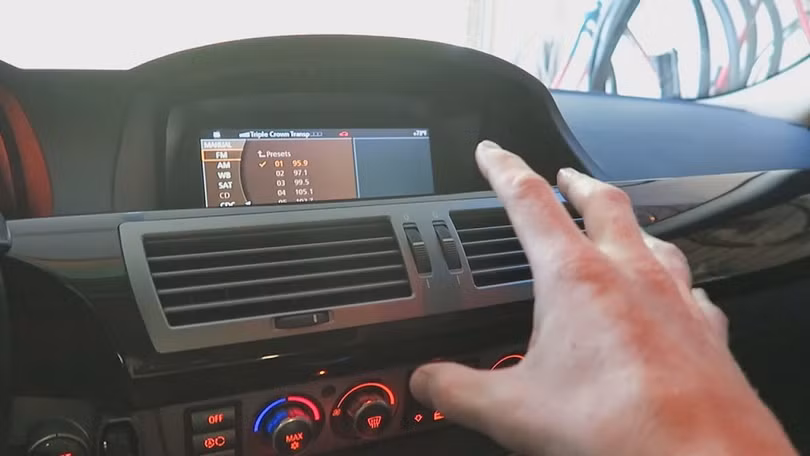 Tại sao điều hòa trên ô tô thổi ra khí nóng?